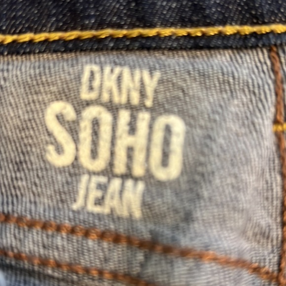 DKNY SoHo Jean in Excellent Condition sz 8R - Picture 5 of 7